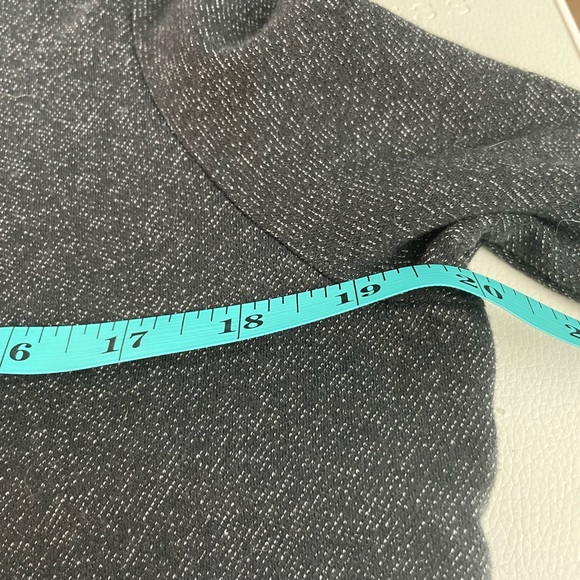 Mountain hardwear asymmetrical top - Picture 7 of 7